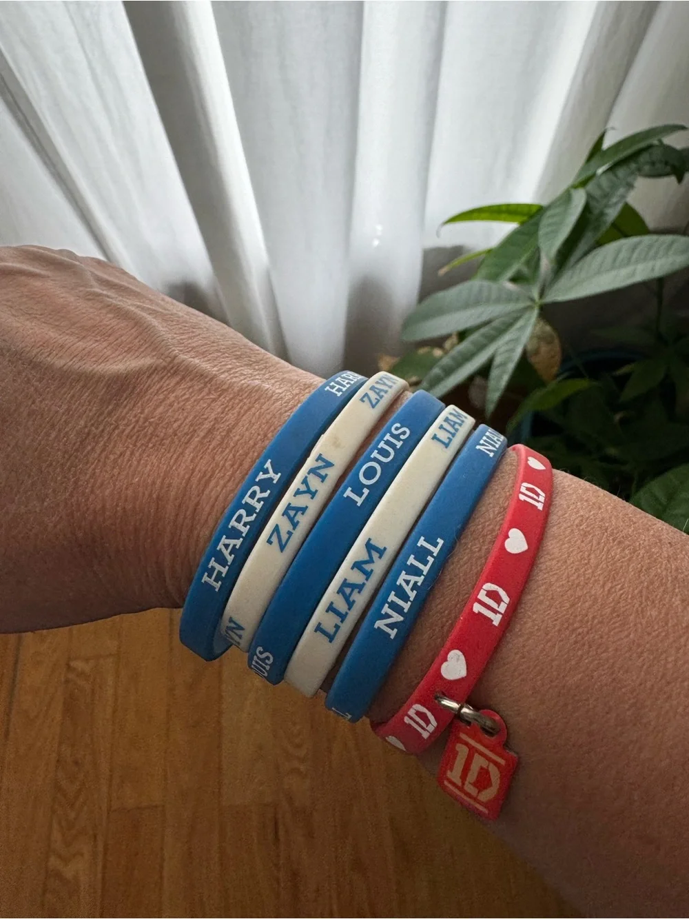 One Direction 1D Silicone Gummy 6 Bracelets Harry Liam Niall Zayn Louis
